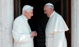Emeritus-Paus Benedictus (left) and the current Pope Franciscus (left), who died on a 2015 photo, are often presented as each other's absolute opposites.