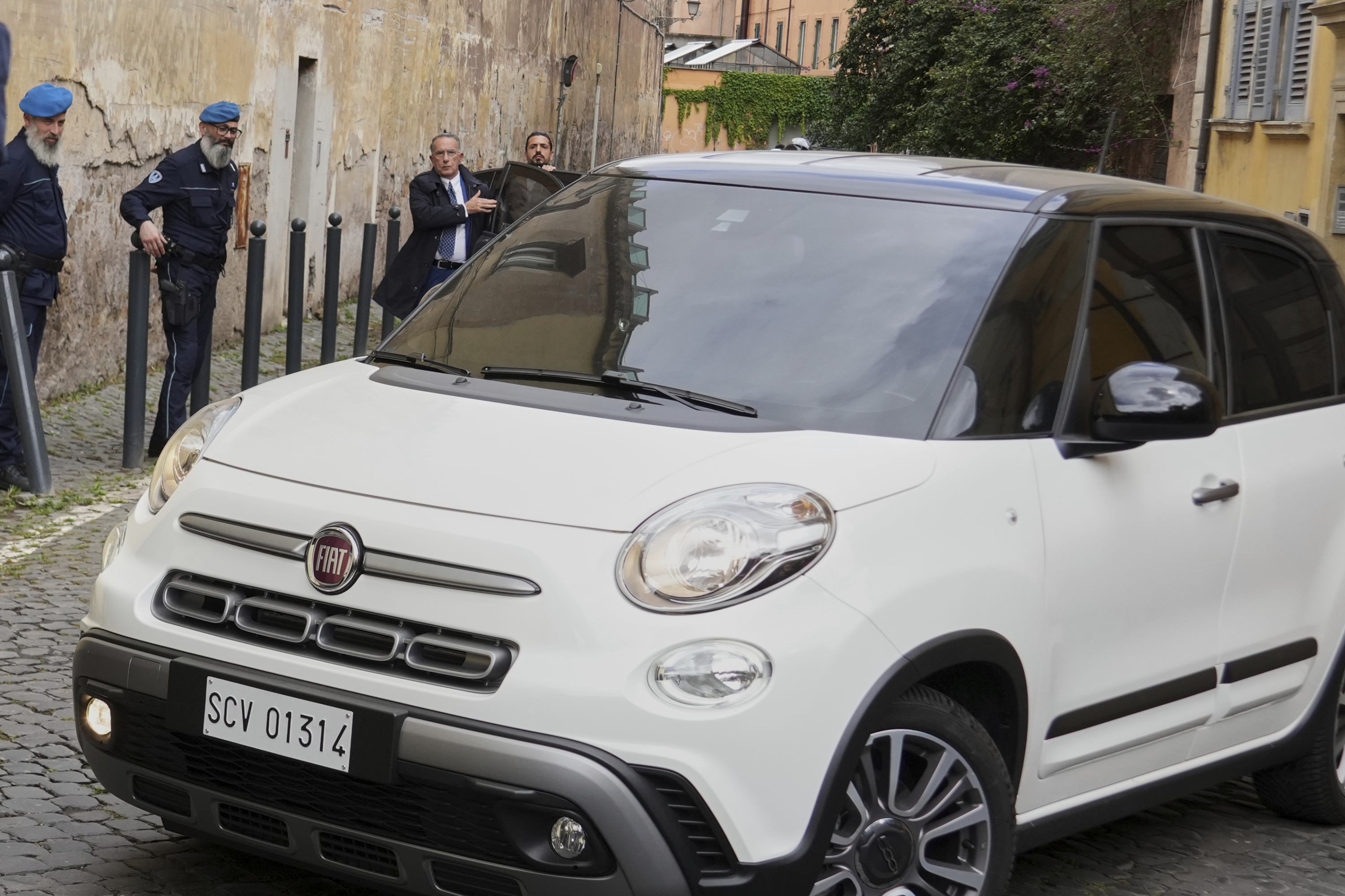 A Car With Pope Francis Entertain The Regina Coeli Penitentiary in Rome on Holy Thursday, Thursday, April 17, 2025. (AP photo / Andrew Medichini) Associated Press / LaPresse Only Italy and Spain