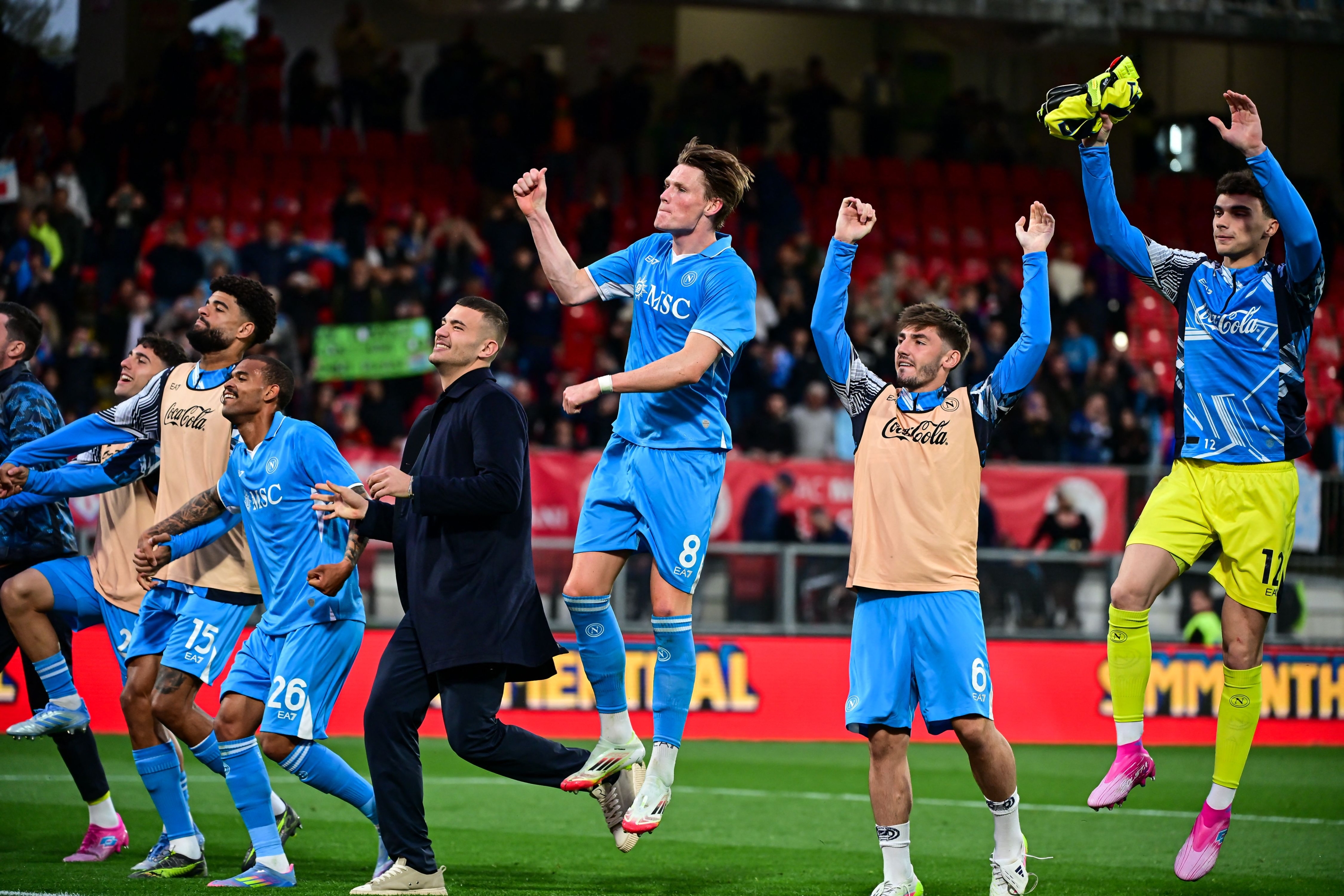 Naples's Scottish Midfielder #8 Scott Mctominay (C) and Teammates Acknowledge Fans at the end of the Italian Serie A Football Match Bethaeen Monza and Naples at the brianteo stadium in Monza, Italy on April 19, 2025. (Photo by Piero Crubiatti / AFP)