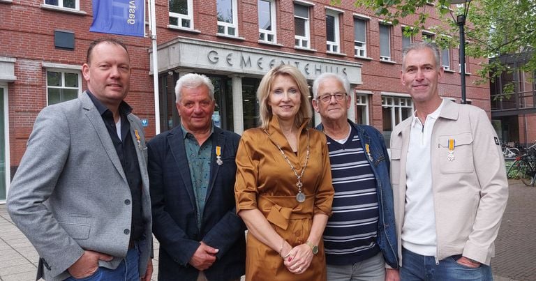 The four decorandi in Boekel with mayor Caroline van den Elsen (photo: Dorine Cornelissen)/municipality of Boekel).