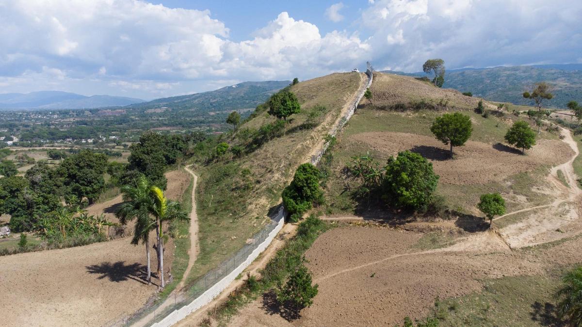 Verja perimetral que construye República Dominicana en la frontera con Haití.