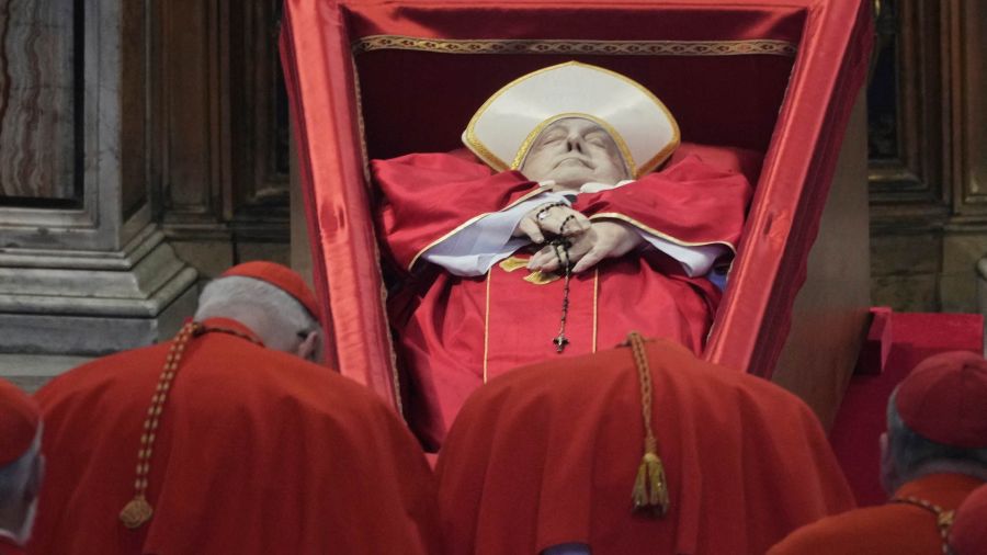 PhotoGalleria Cardinals pay tribute to Pope Francis in the Basilica of San Pedro del Vaticano, where his body will remain on the altar for three days