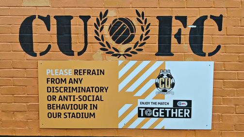 © Lennart Fey - The photo shows a board in the Cledara Abbey Road Stadium of Cambridge United, which means that discriminatory or anti -social behavior in the stage should be avoided. "Let's enjoy the game together".