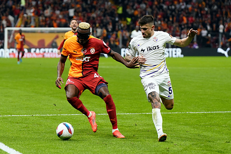 Galatasaray'da 3 futbolcu sarı kart ceza sınırında yer alıyor.