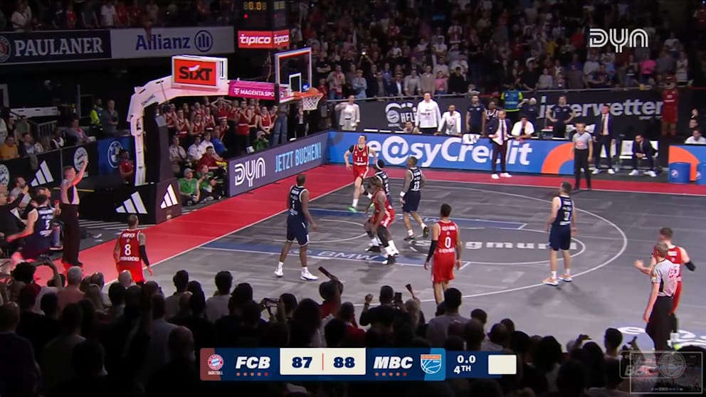 Die Uhr ist abgelaufen, der Dreier von Shabazz Napier (Nr. 8) fällt durch den Ring