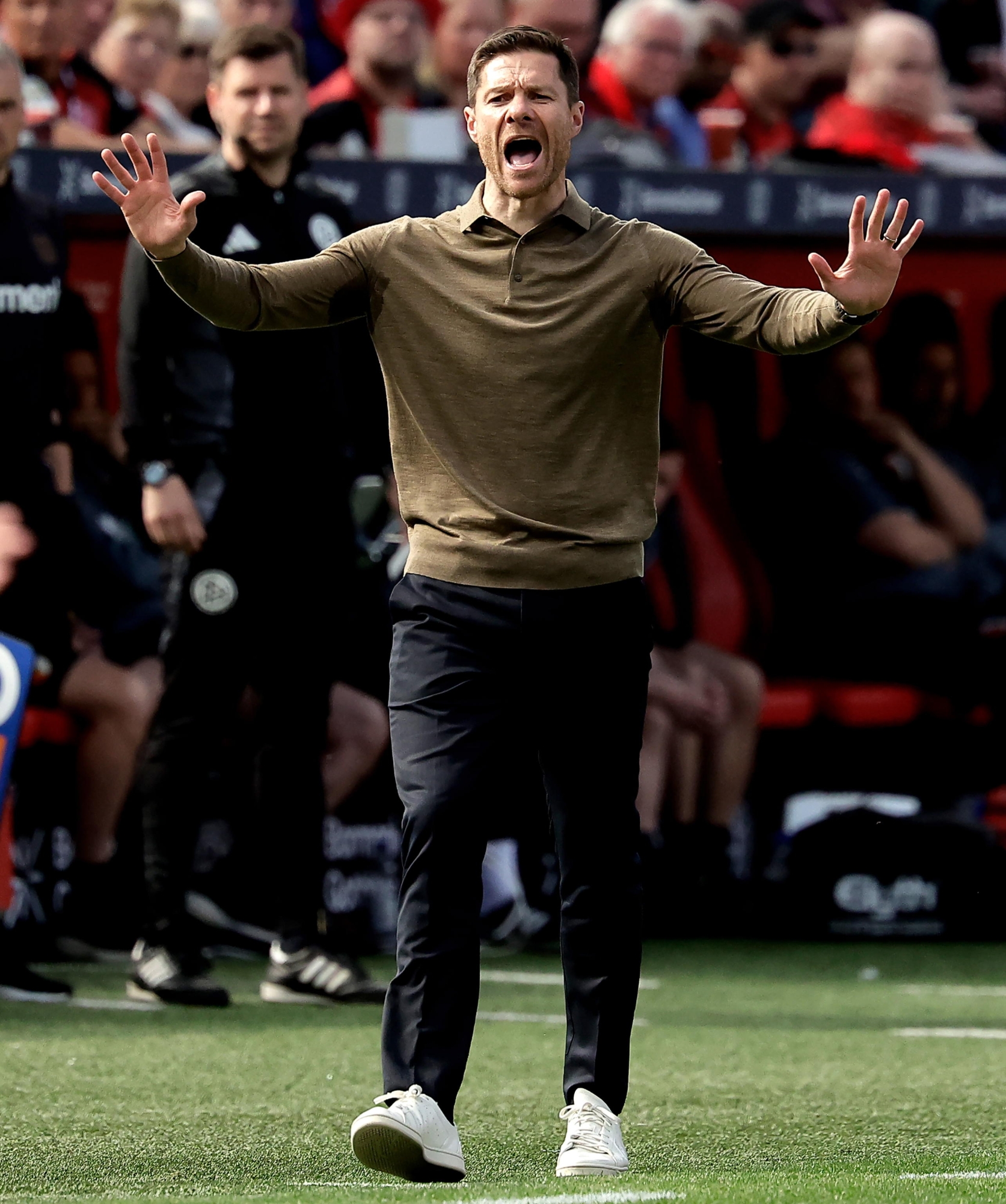 EPA12056858 Bayer Leverkusen's Head Coach Xabi Alonso Gives Instructions During the German Bundesliga Soccer Match Bethaeen Bayer 04 Leverkusen and Fc Augsburg, in Leverkusen, Germany, 26 April 2025 Regulations Prohibit Any use of photographs as image seques and/or quasi-video.