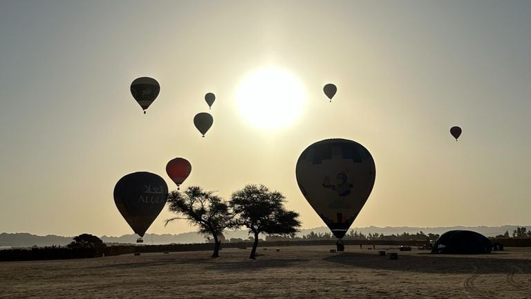 Together with a handful of other pilots sail over the sand plain (photo: Sven de Hoogd).