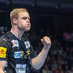 Matthes Langhoff from the Füchsen Berlin balls the fist in the Champions League game against Aalborg Handbold. (Source: Imago-Images/Mattias Koch)