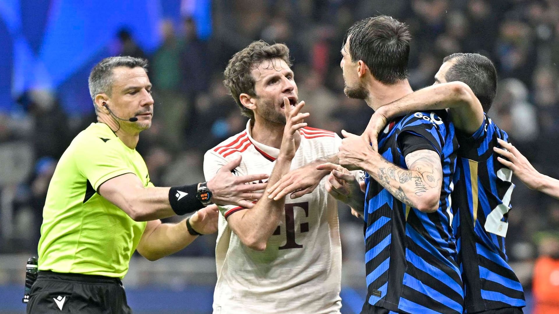 Thomas Müller (left) and Francesco Acerbi: The Italians are in the semi -finals of the premier class. Thomas Müller (left) and Francesco Acerbi: The Italians are in the semi -finals of the premier class.