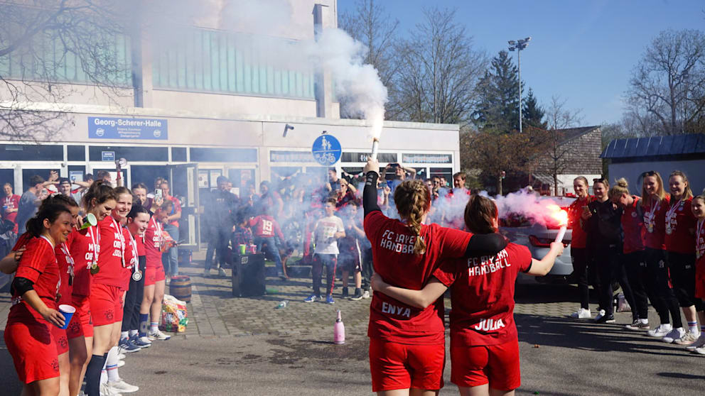 Die Handball-Frauen des FC Bayern feierten den Aufstieg mit Pyrotechnik