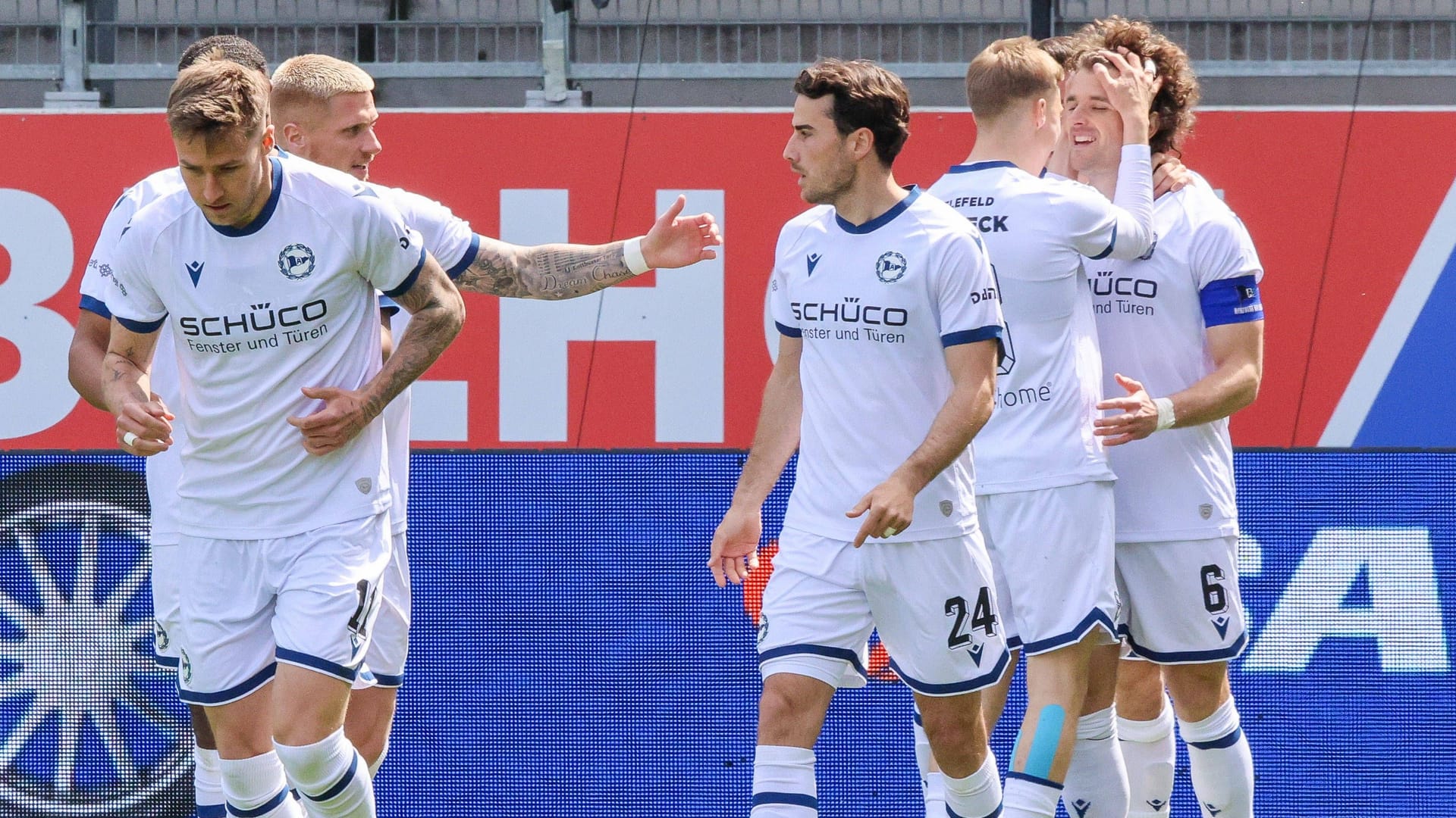 Cheers at Arminia Bielefeld: The victory in Ingolstadt was a big step towards the 2nd Bundesliga. Cheers at Arminia Bielefeld: The victory in Ingolstadt was a big step towards the 2nd Bundesliga.
