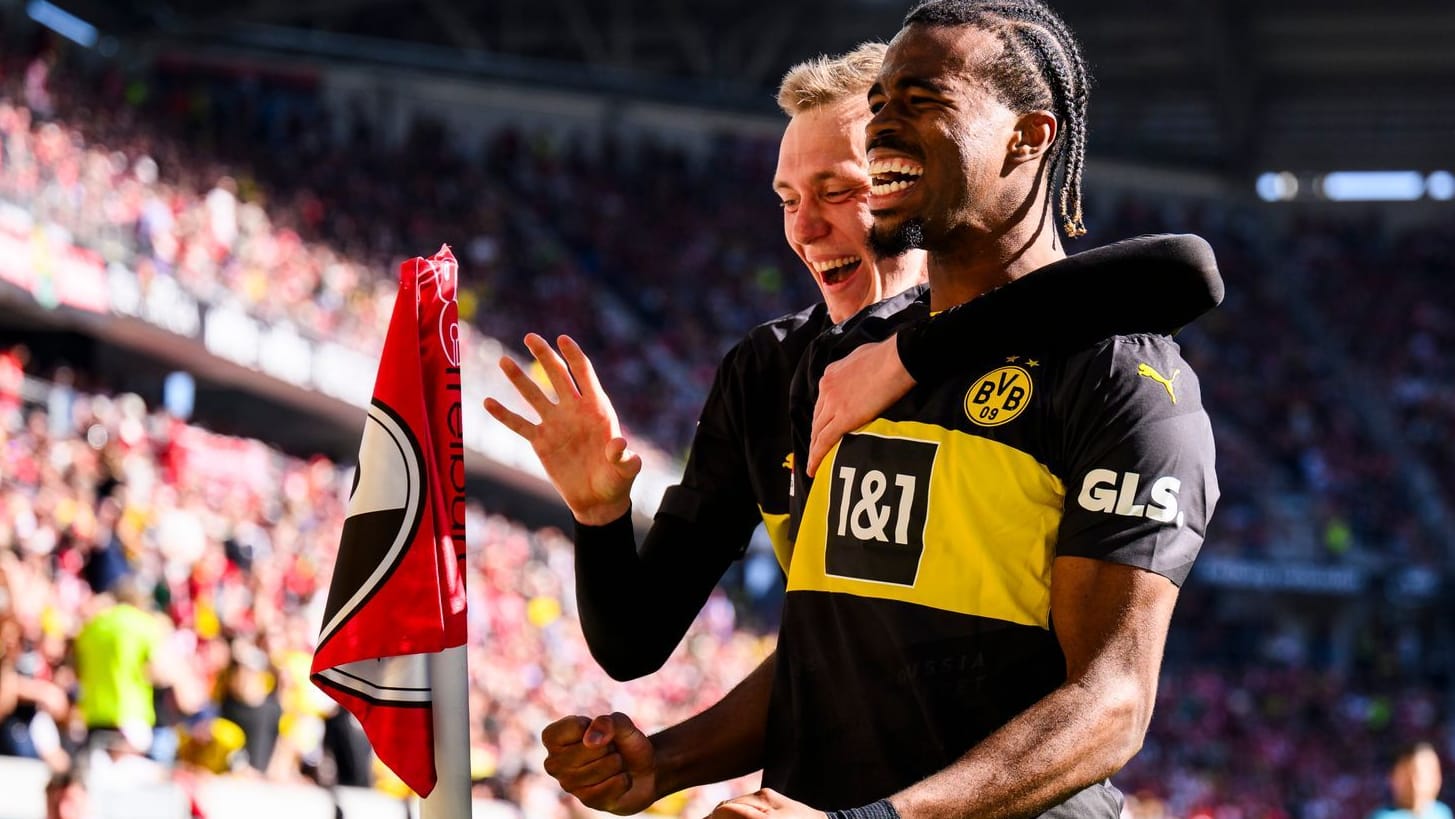 Dortmund's Carney Chukwuemeka cheered after his goal to 0-2 with Maximilian Beier: BVB celebrated a clear victory in Breisgau.