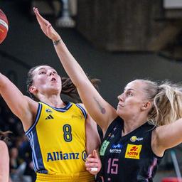 Alba player Henriette Höfermann against Saarlouis with the basketball on the way to the basket (source: Imago / Camera4+)