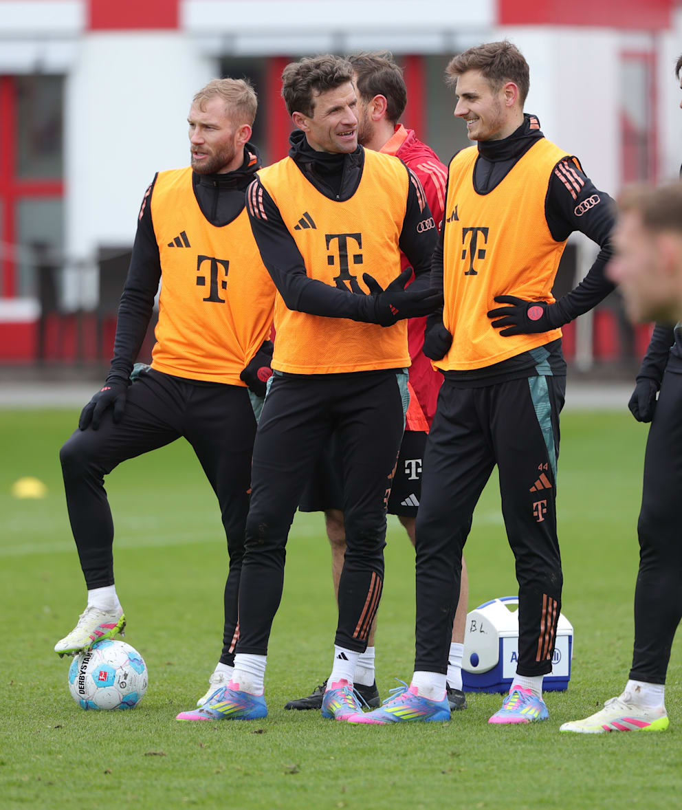 Konrad Laimer (l.) und Josip Stanisic (r.) neben Thomas Müller – beide kommen auch als Not-Linksverteidiger in Frage