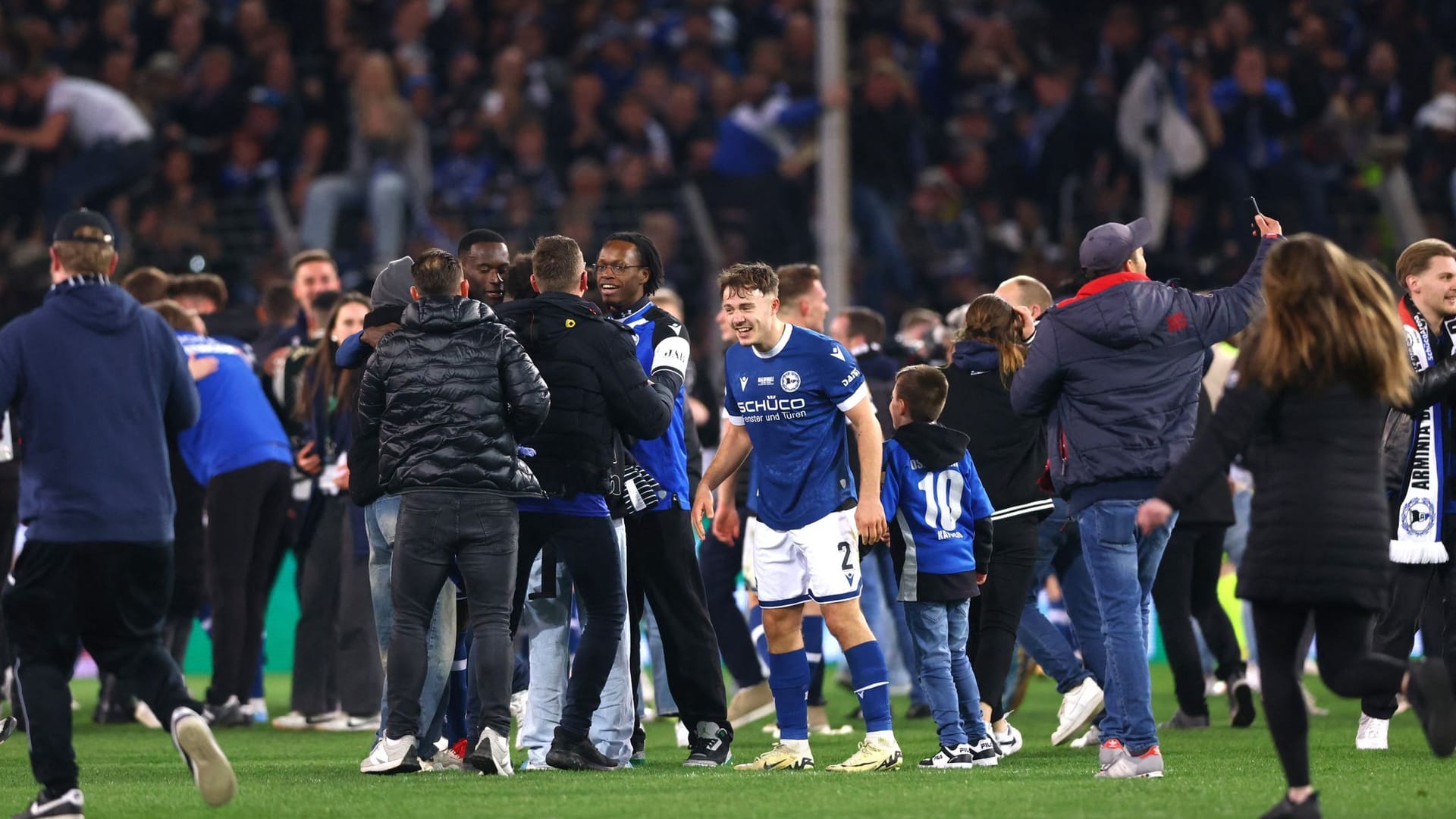 Felix Hagmann in the middle of the fans: Bielefeld moved into the cup final for the first time.