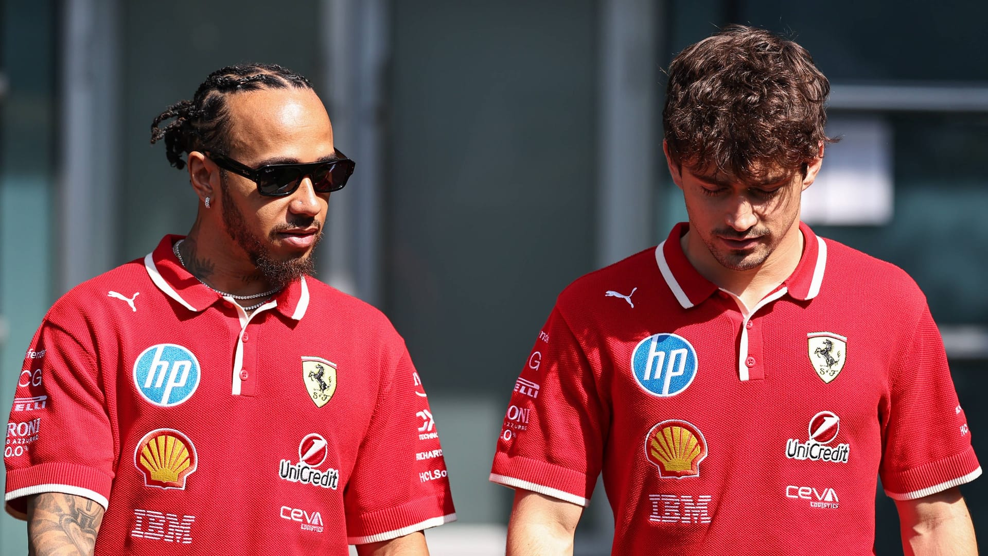 Lewis Hamilton (left) and teammate Charles Leclerc in the traditional Ferrari-Rot: together for the "Scuderia".