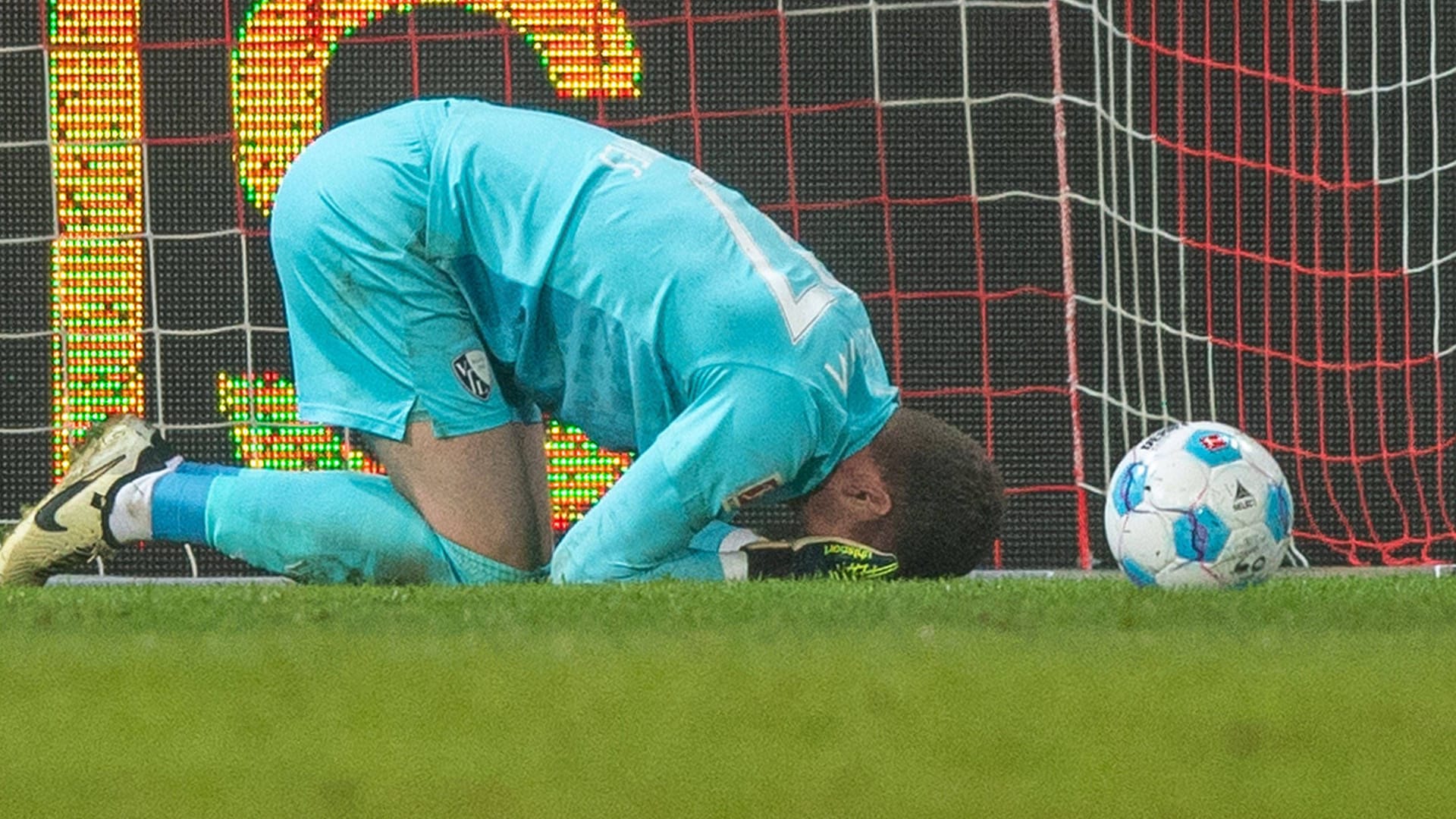 Patrick Drewes on the ground: The Bochum goalkeeper was hit by a lighter on the head in the game against Union.