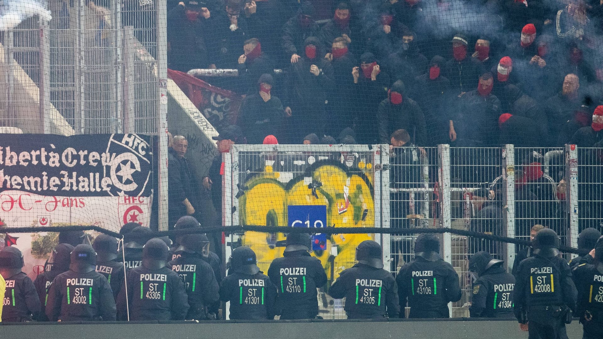 Fans storm the block: the police had to intervene.