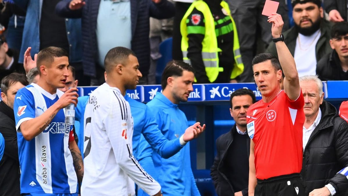 The culprit: Reals Mbappé (M.) is put down by the referee.