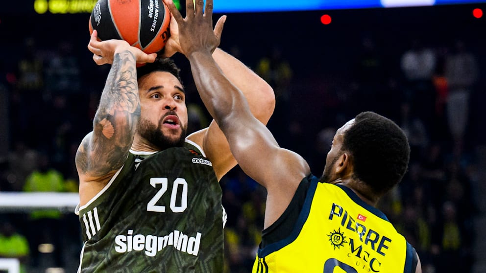 Elias Harris (l.) versucht es gegen Istanbuls Dyshawn Pierre
