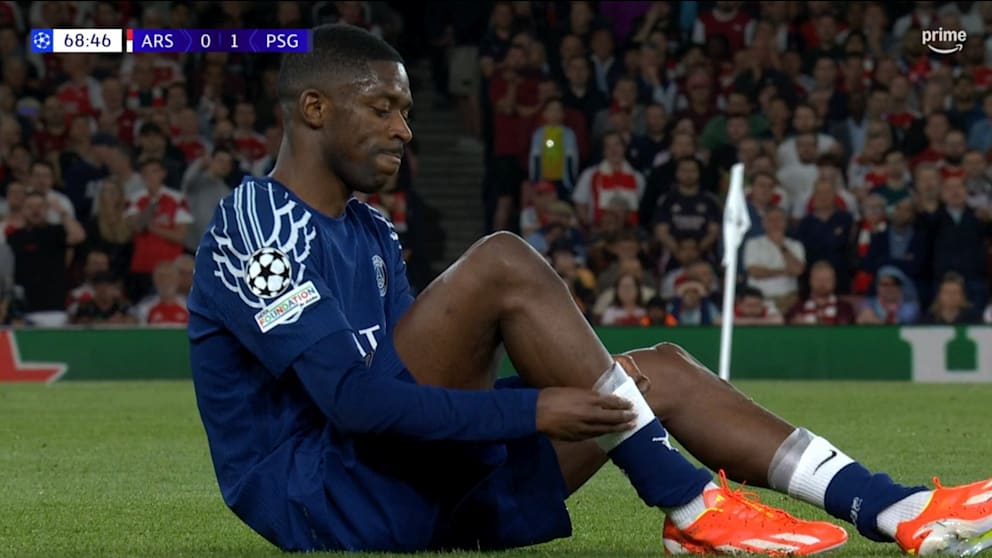 Bitter: Ousmane Dembélé sitzt am Boden, muss kurz danach ausgewechselt werden