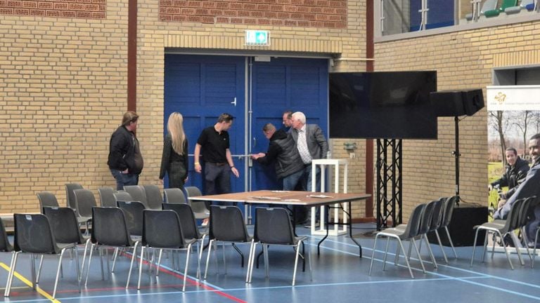 Opponents of the AZC try to let sympathizers in (photo: Omroep Brabant).