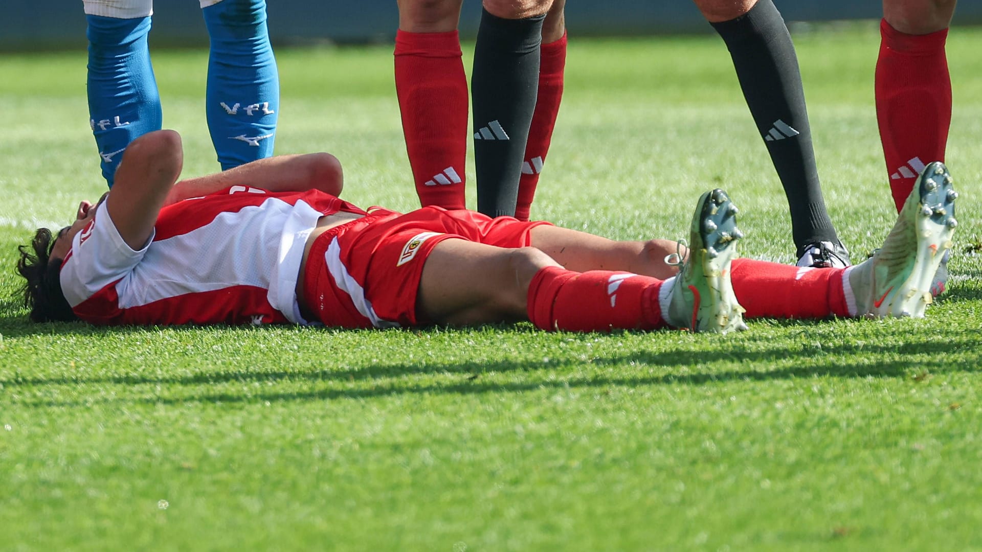 Diogo Leite keeps the neck on the floor: the game in Bochum ended prematurely for the central defender. Diogo Leite keeps the neck on the floor: the game in Bochum ended prematurely for the central defender.
