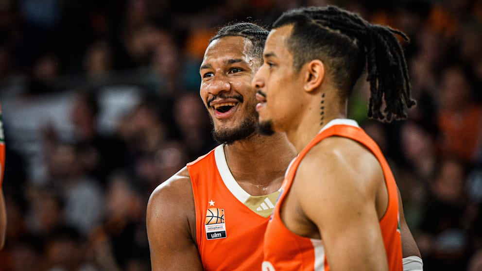 Haben nach dem Kantersieg gut lachen: Die Ulmer Karim Jallow (l.) und Nelson Weidemann