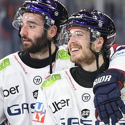 Liam Kirk (left) and Ty Ronning from the Eisbären Berlin [Quelle: IMAGO / Jan Huebner]