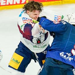 Lean Bergmann (left) and Leon Gawanke (right) clash. Source: dpa/Uwe Anspach