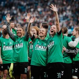 The Werder soccer players cheer in green T-shirts with the inscription "final" Your move into the cup final after the victory against HSV.