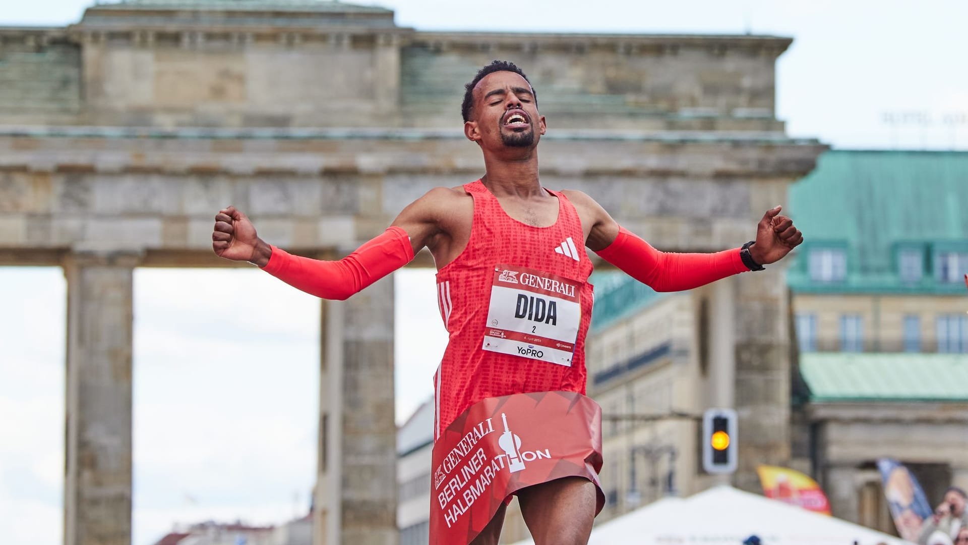 New stuck record: Ethiopia's MECHU Dida when crossing the finish line.