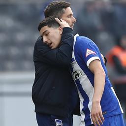 Hertha coach Stefan Leitl (left) hugs Ibrahim Maza. (Photo: Imago / Jan Huebner)