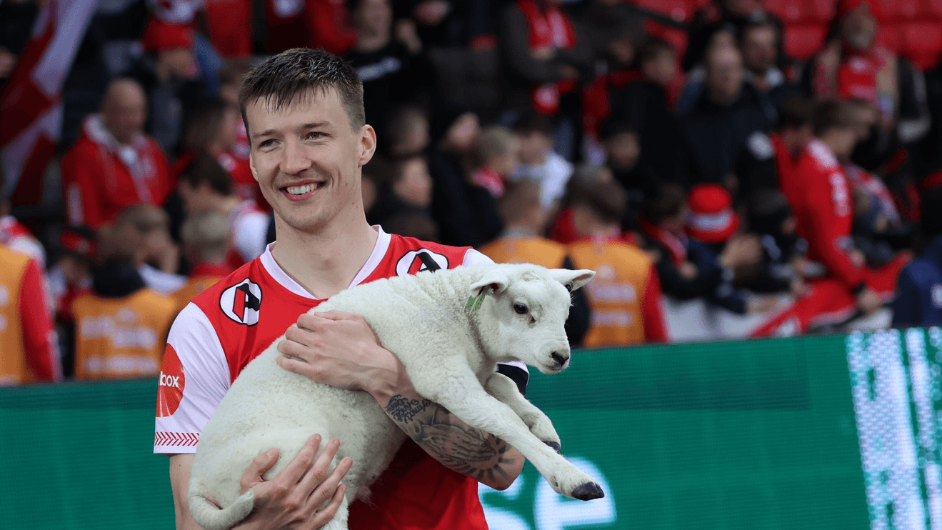 Axel Kryger with his lamb: The Bryne player received a very special gift.
