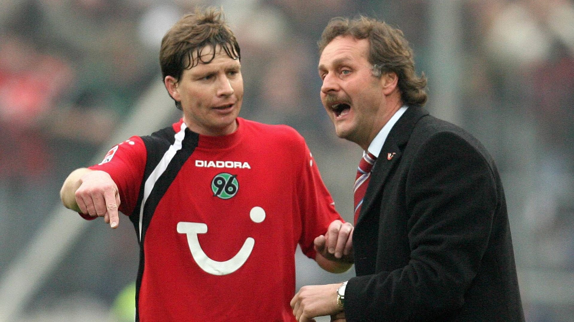 Peter Neururer (left) gives Michael Tarnat instructions: The cult coach was a coach of Hannover 96 twice during his long career.