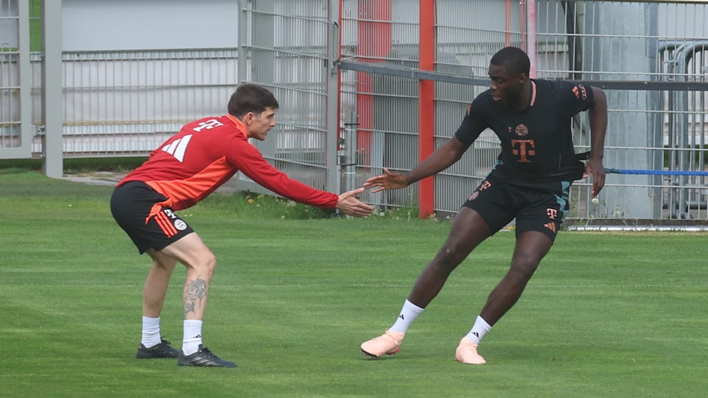 Upamecano absolvierte vor dem Team-Training eine individuelle Einheit mit Reha-Coach Simon Martinello (40)