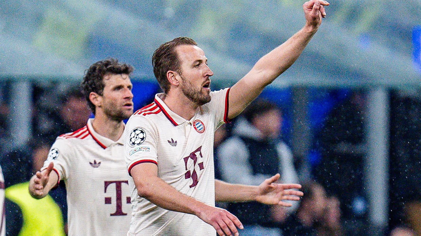 Harry Kane and Thomas Müller walk towards the referee: Inters 1-1 was a controversial goal.