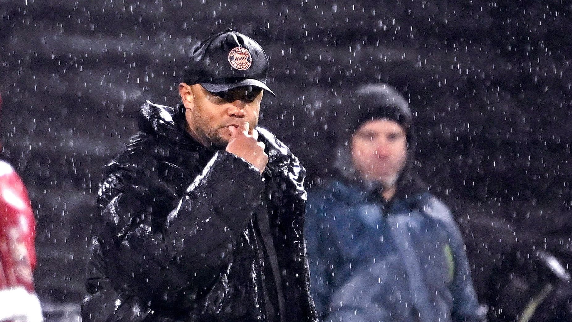 Bayern coach Vincent Kompany in the pouring rain: This sight is likely to be back in Milan.
