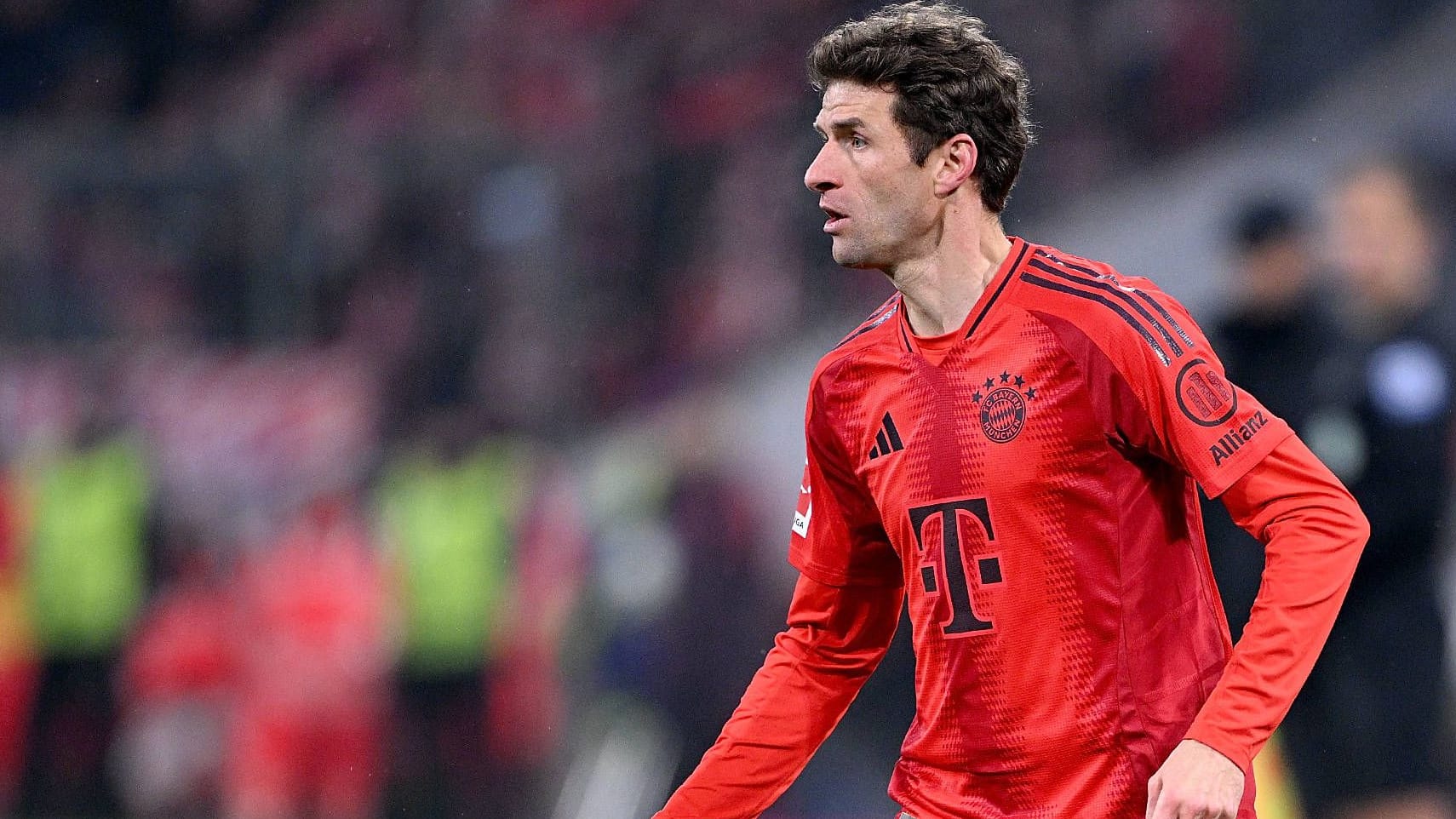 Thomas Müller in the home jersey of FC Bayern in the current season: In the coming year the jersey will be red and white again.