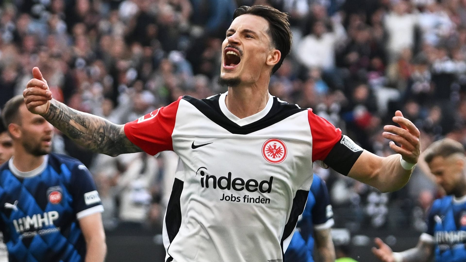 Eruption: Frankfurt's Koch celebrates his interim 2-0.