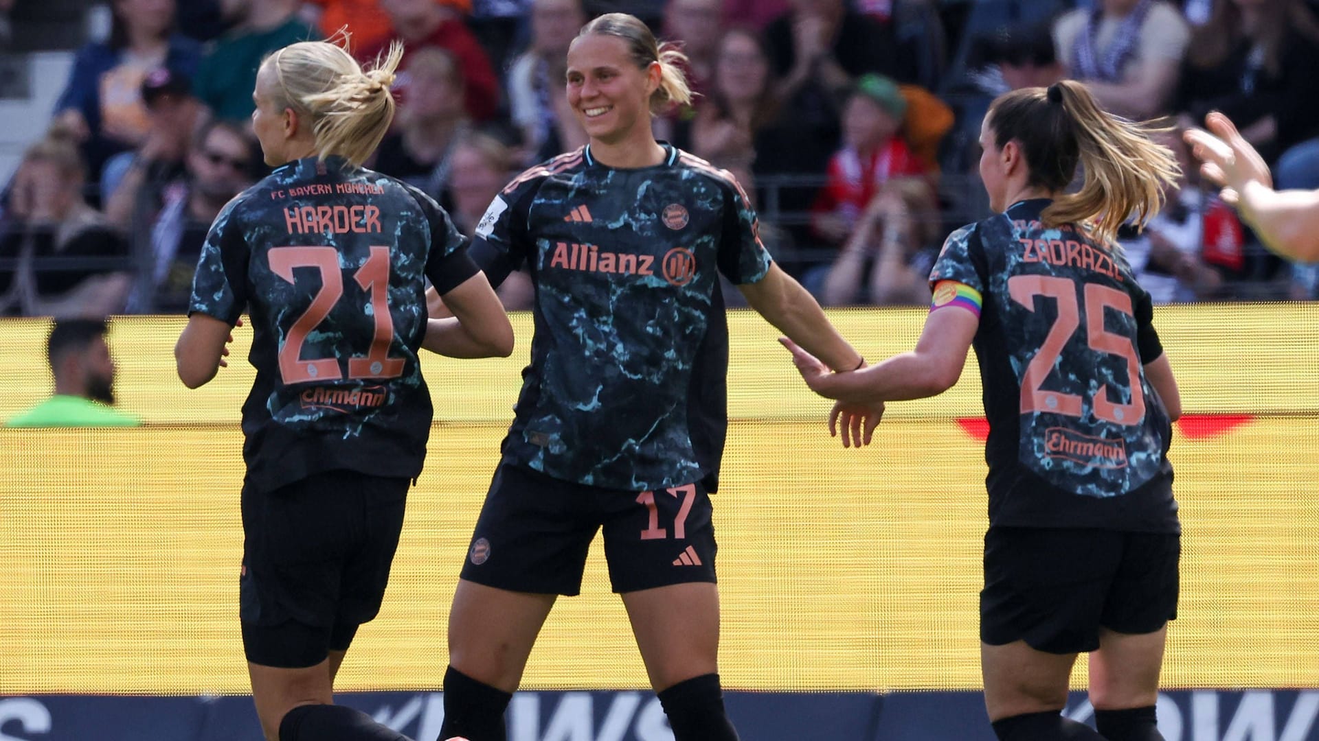 Klara Bühl (center): She has been under contract with Bayern since 2020.