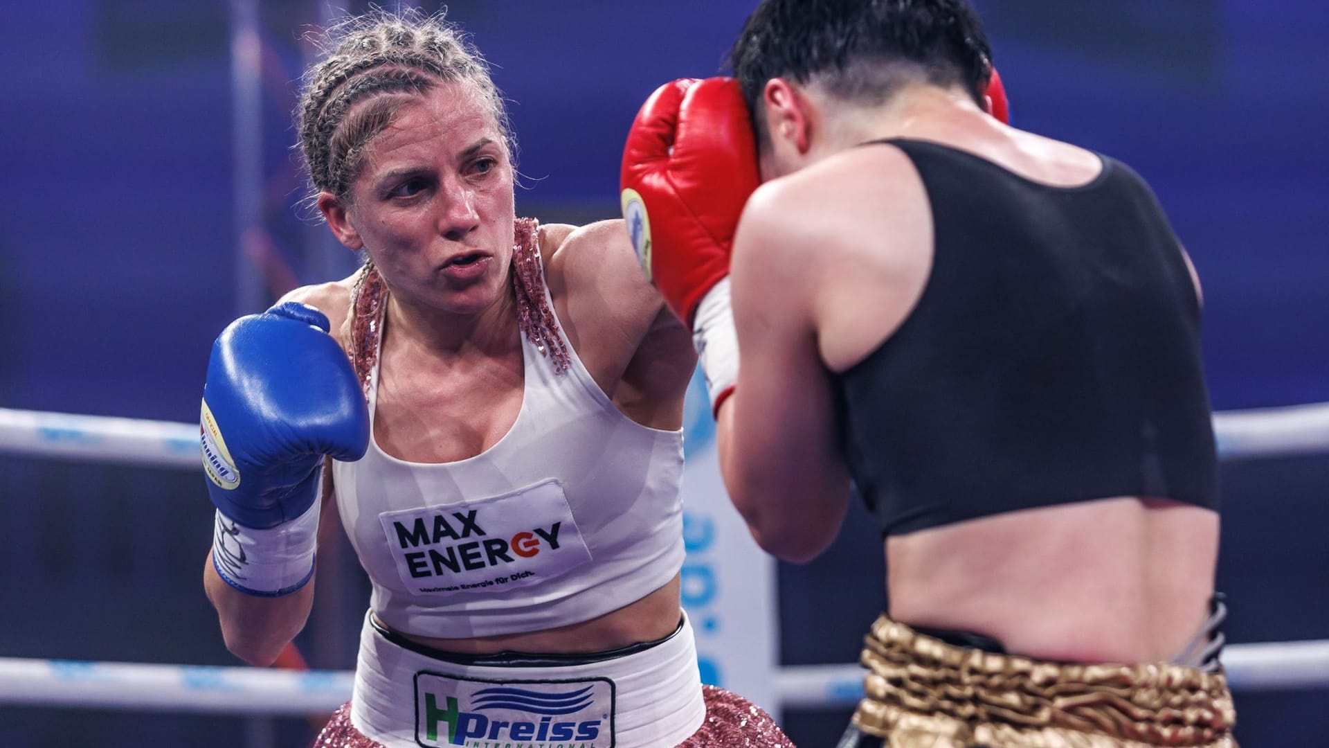 Tina Rupprecht (L) in action against Sumire Yamanaka.