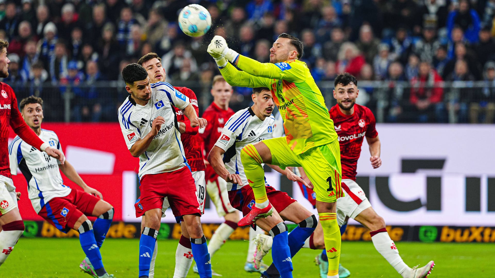 Daniel Heuer Fernandes (m.) Determined the ball: The 32-year-old is again the undisputed goalkeeper of the HSV.
