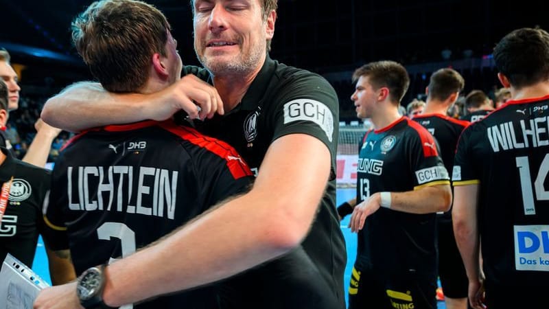Goalkeeper coach Carsten Lichtlein (right) hugs his nephew Nils Lichtlein (archive picture).