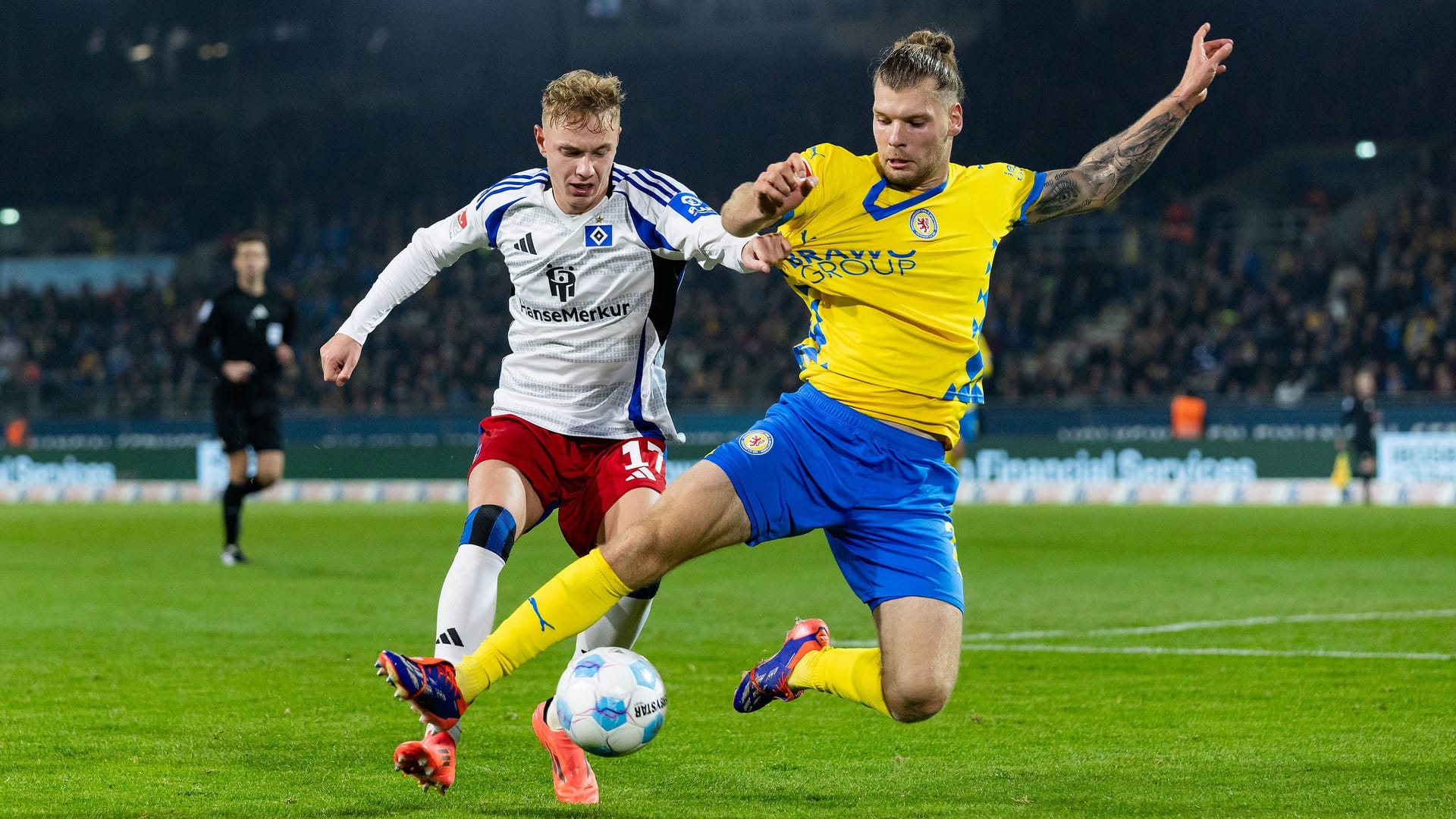 Adam Karabec (HSV, left) against BTSV professional Kevin Ehlers (archive picture): Braunschweig recently defeated the HSV in Hamburg almost 50 years ago. Adam Karabec (HSV, left) against BTSV professional Kevin Ehlers (archive picture): Braunschweig recently defeated the HSV in Hamburg almost 50 years ago.