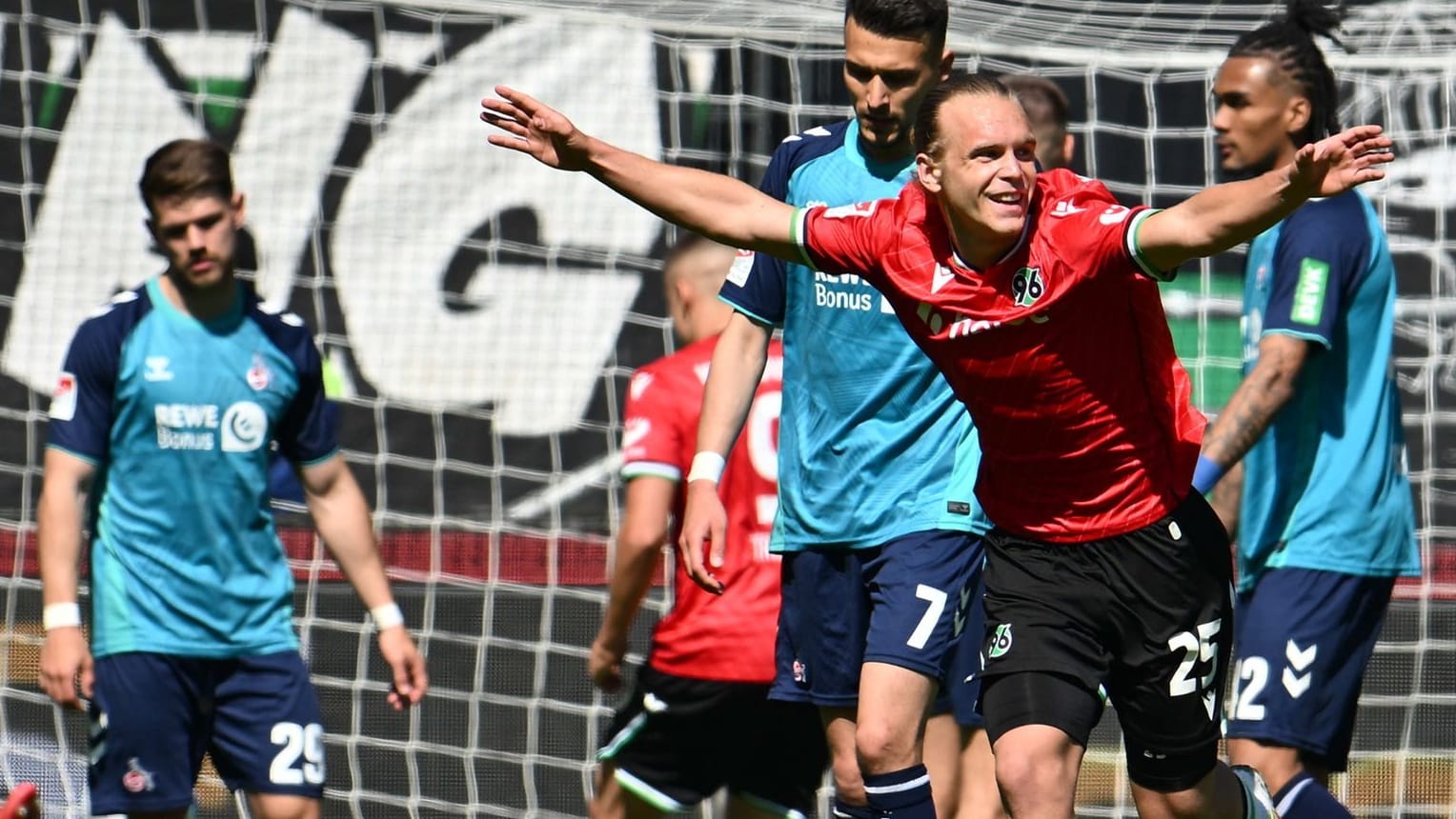 Lars Gindorf: The 96 professional shot his team against Cologne. Lars Gindorf: The 96 professional shot his team against Cologne.