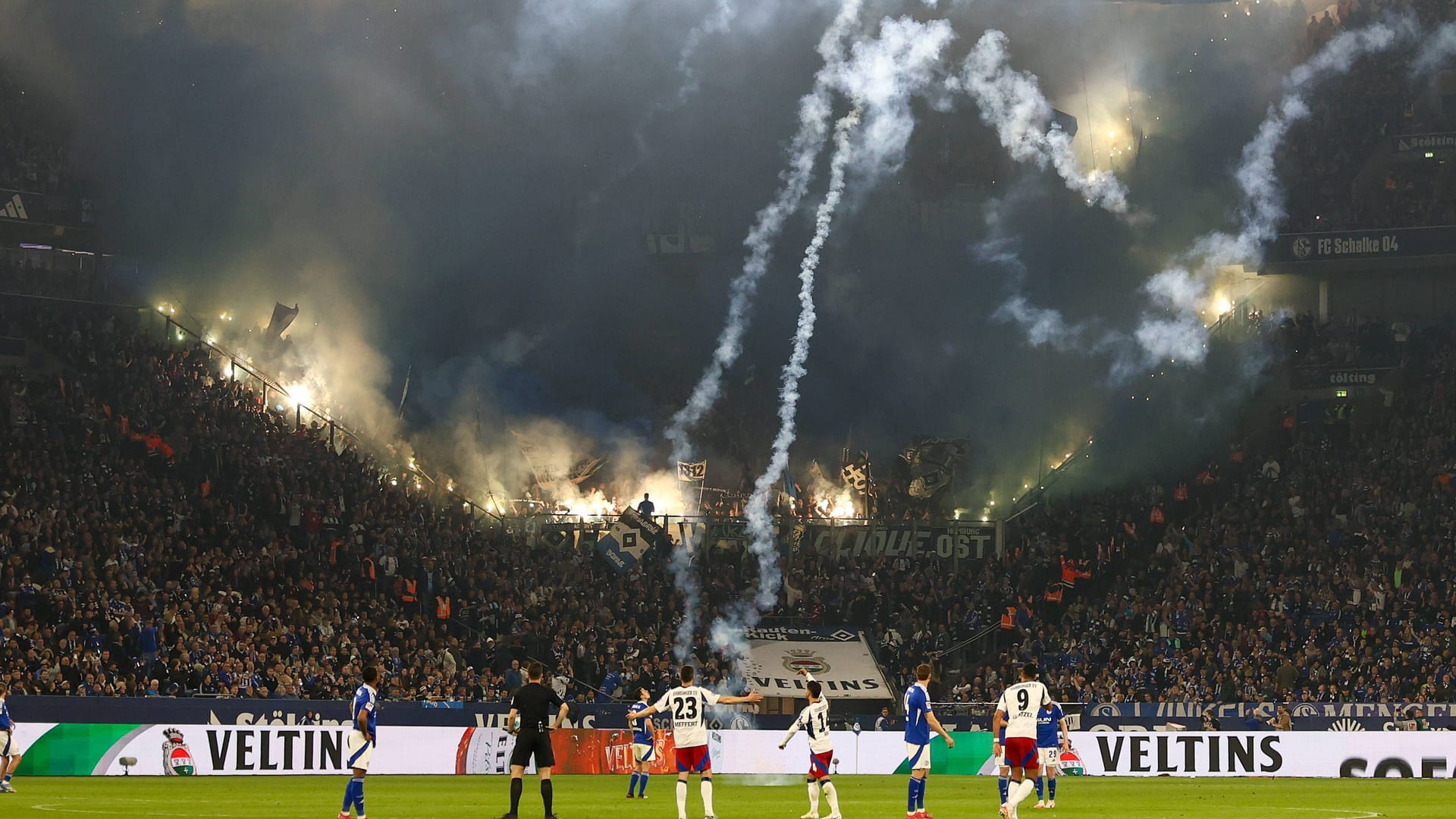 Rakets fly through the Veltins-Arena: the action of the HSV came when the club was managed.