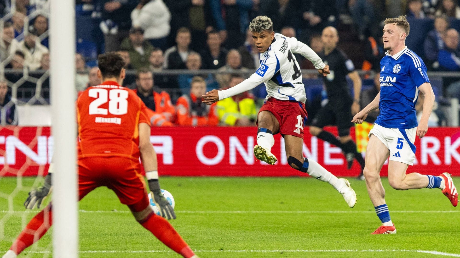 Ransford Königsdörffer (M.): In the meantime, he brought the HSV into the lead.