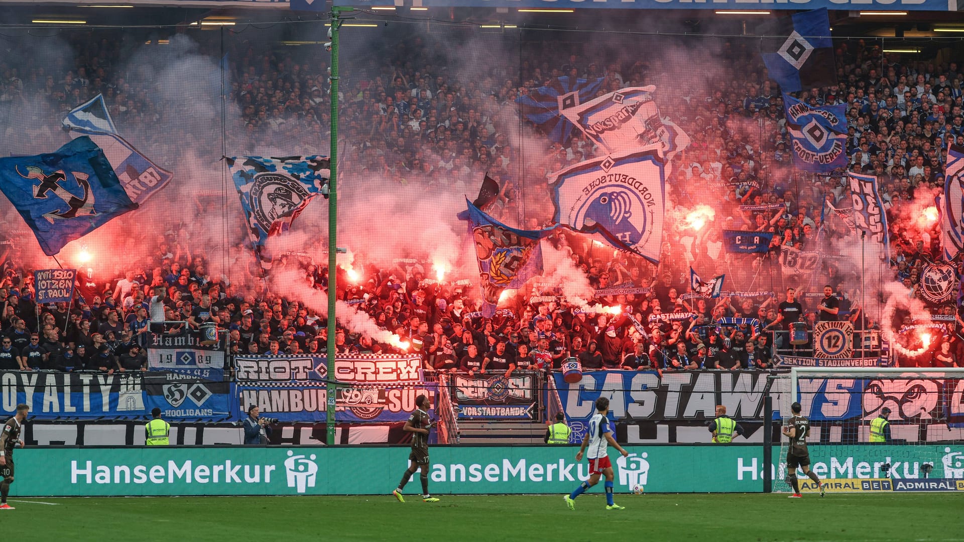 Pyrotechnics in the Volksparkstadion (symbol image): If you don't get a ticket for the HSV games, you will find many pubs in Hamburg with live broadcasts.