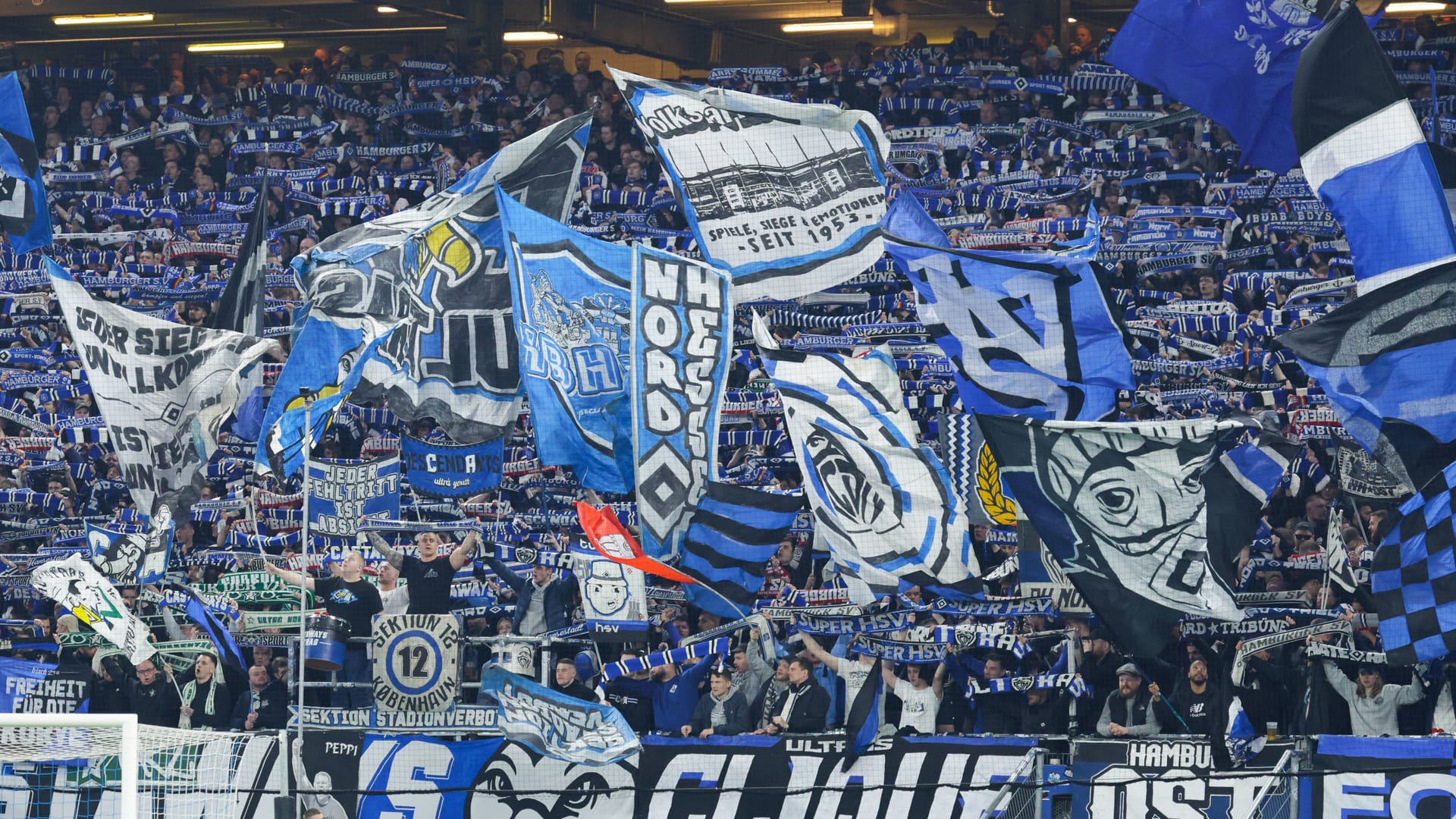 HSV fans on the north grandstand (archive picture): The places for the Volksparkstadion are in demand and often quickly sold out.